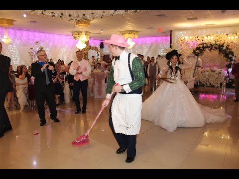 Boda: Baile del mandilon (Wedding: Domesticated husband dance)