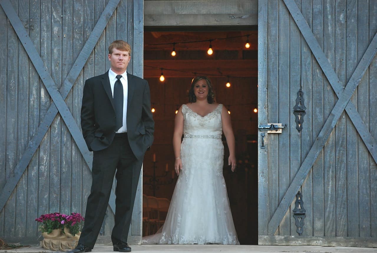 wedding couple barn