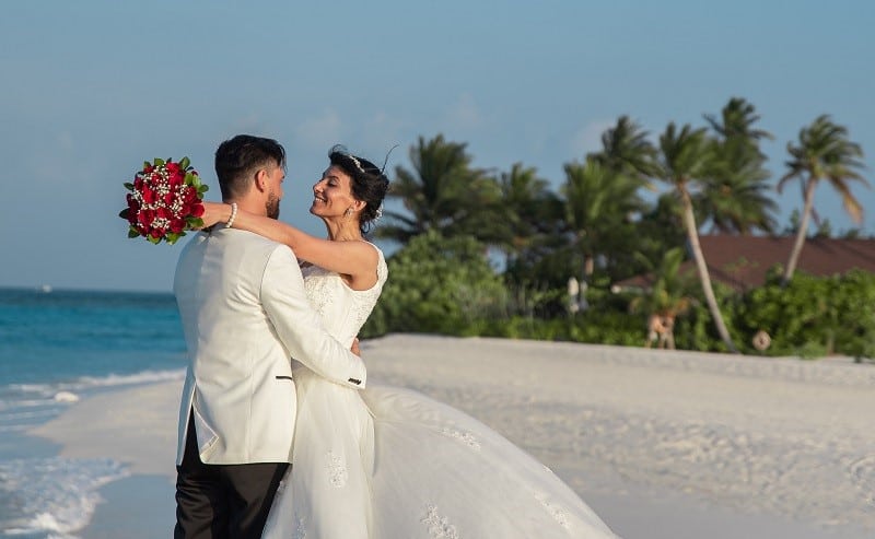 wedding couple beach