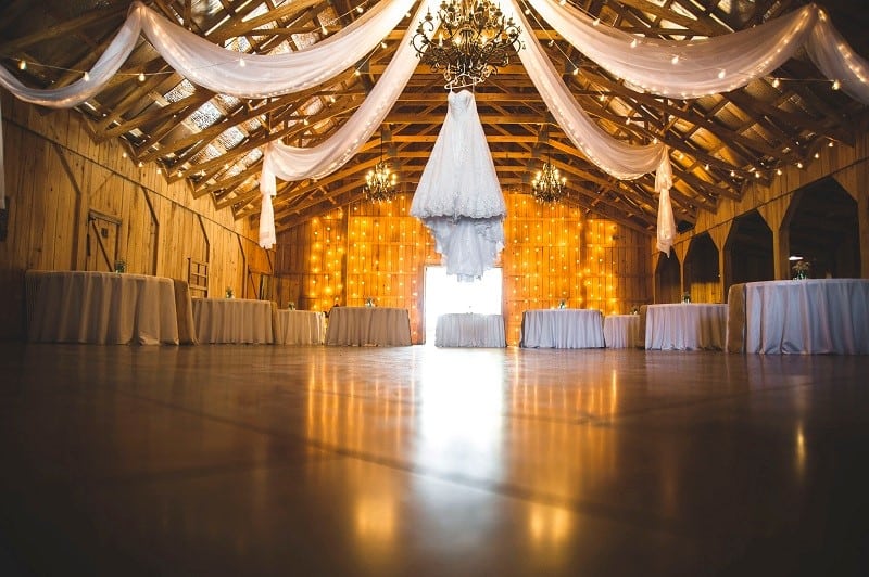 How much does it cost to build a wedding barn