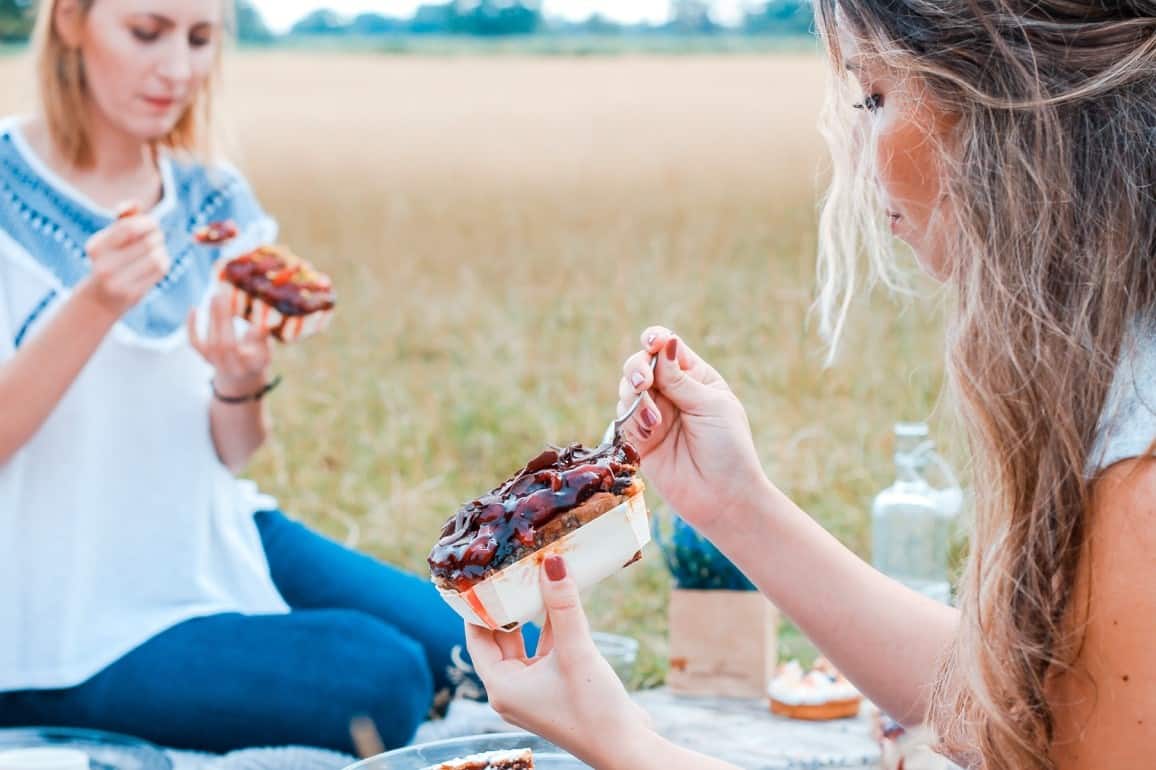 women eating cake