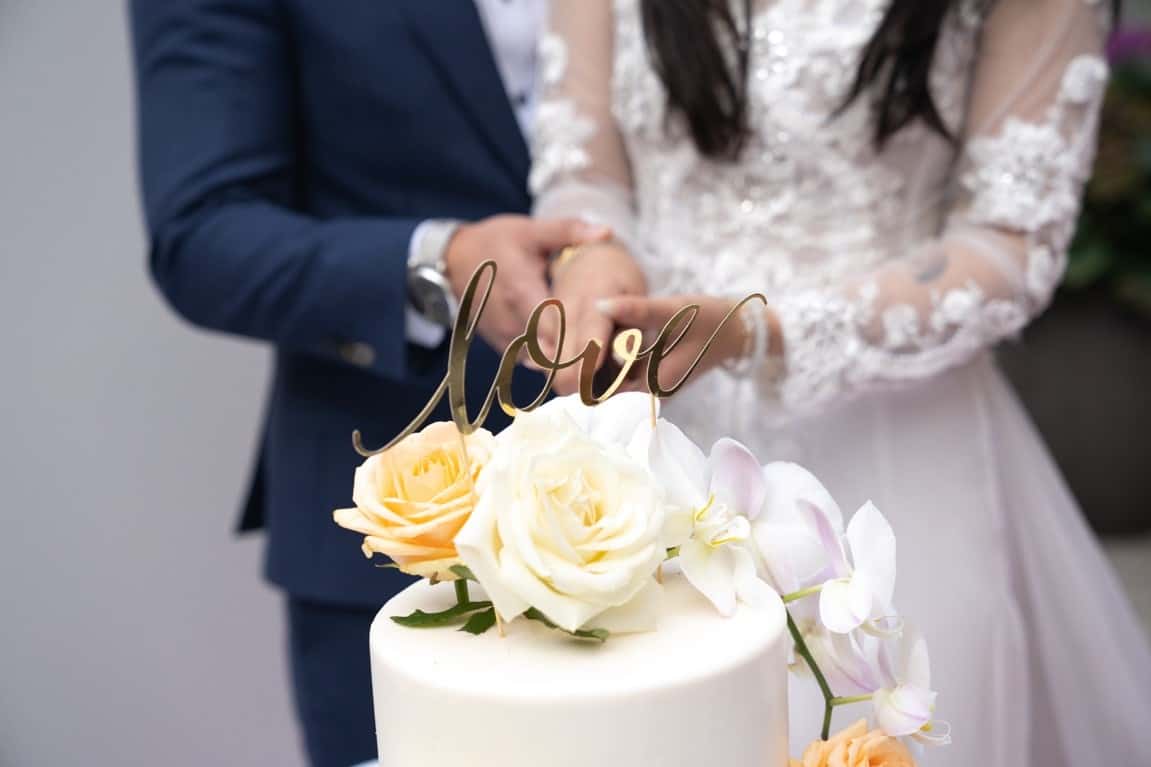 slicing cake