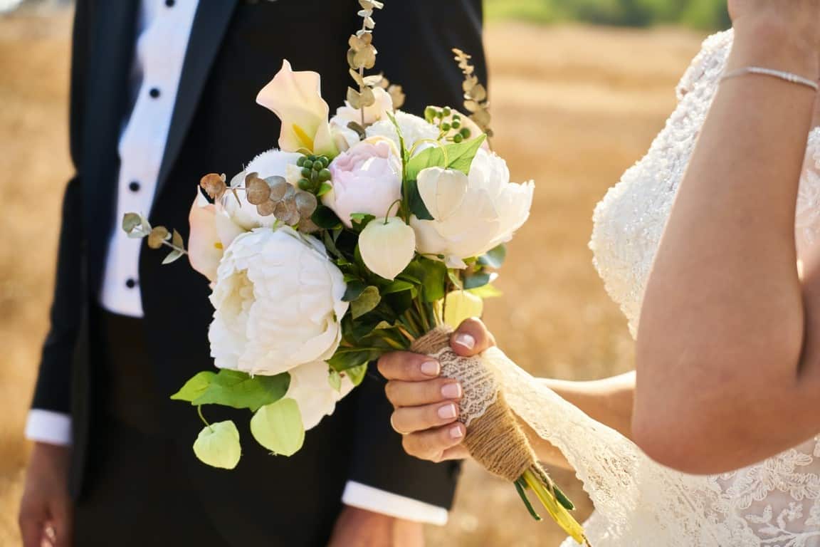 bride holding bouquet