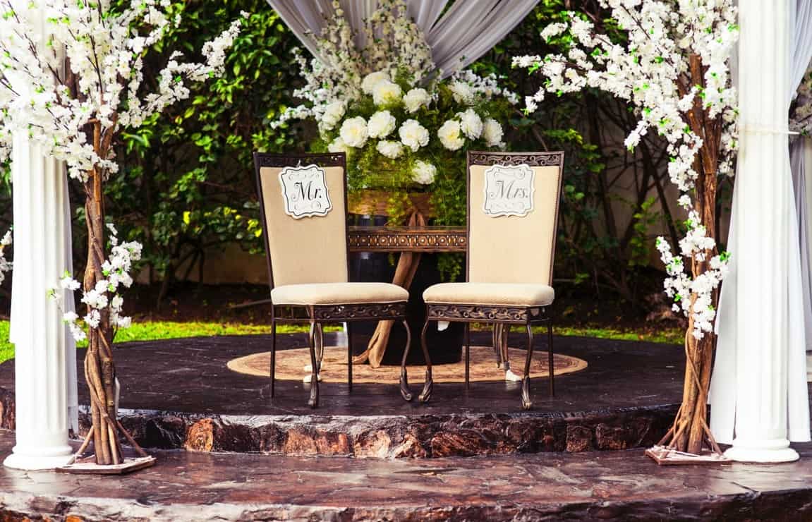 bride groom chairs