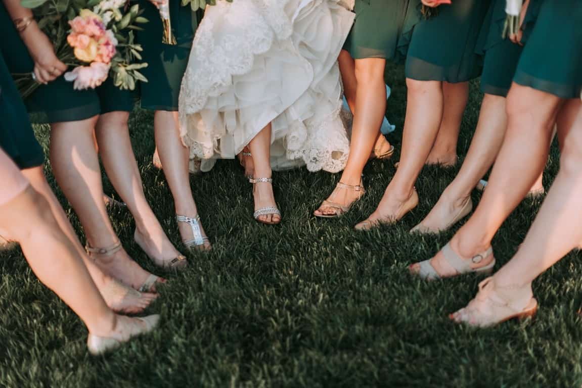 girls before bouquet toss