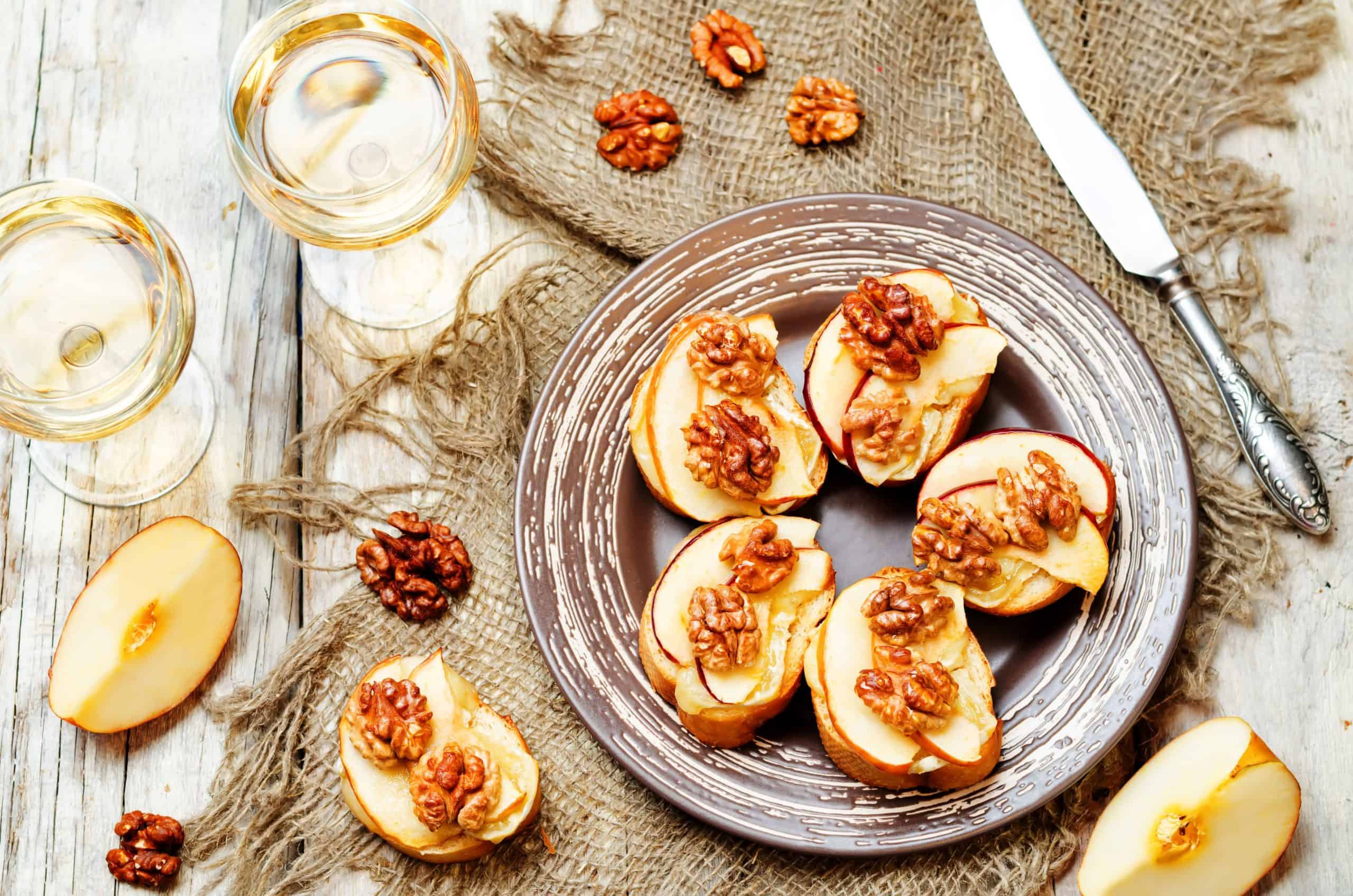 brie apple crostini