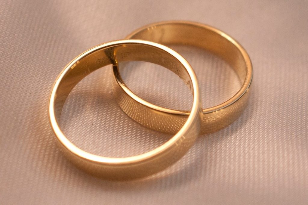 simple gold wedding ring