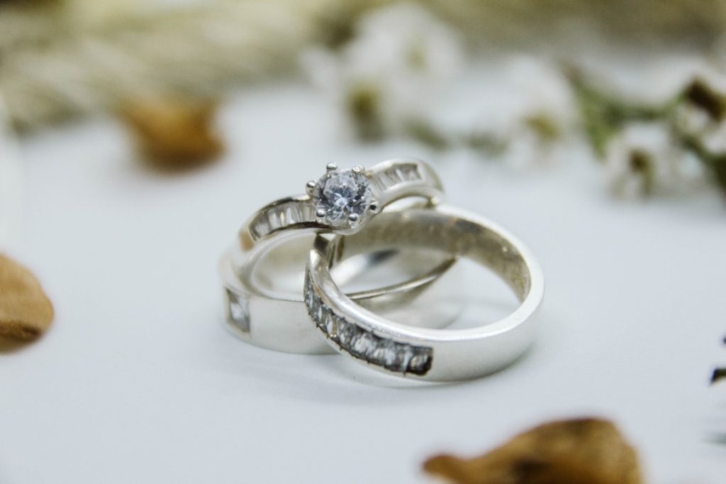 wedding ring with diamond