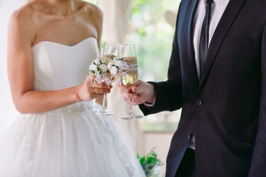 newlyweds clinking wine glasses