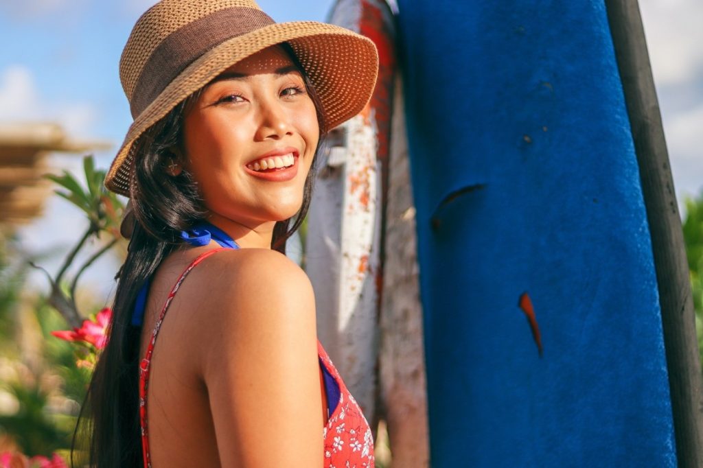 woman wearing sun hat