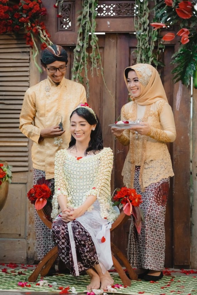 Indonesian wedding guest outlet attire