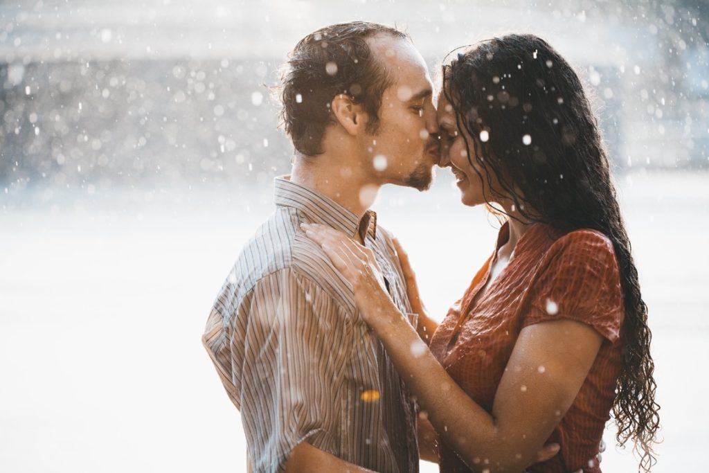 couple kissing in the rain