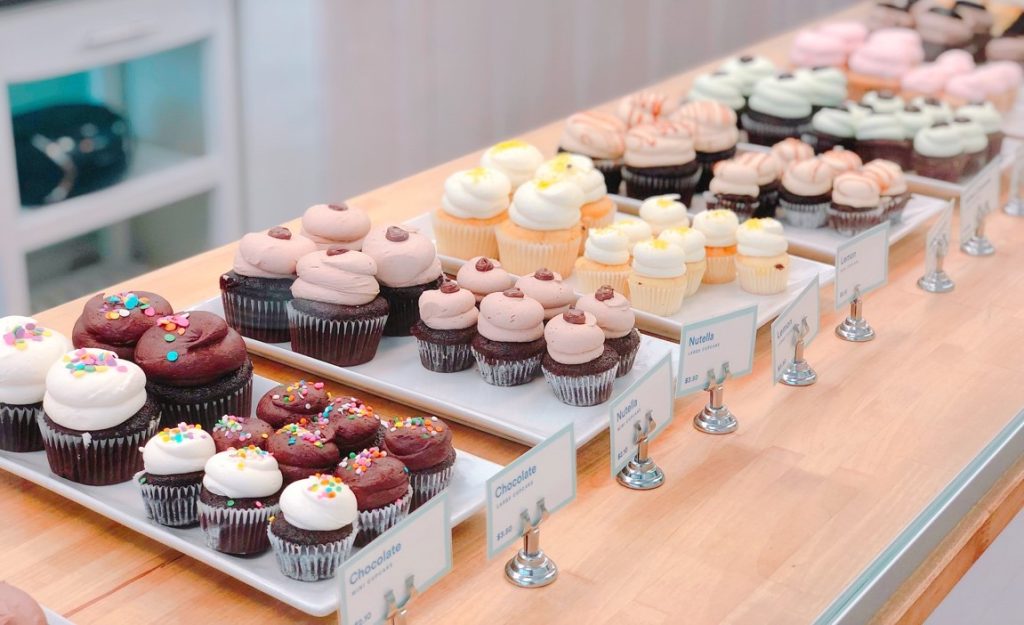 cupcakes in different flavors and sizes