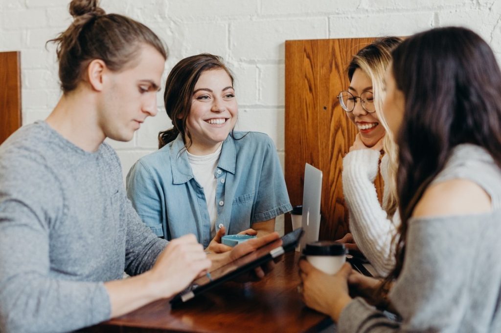 friends talking at a cafe