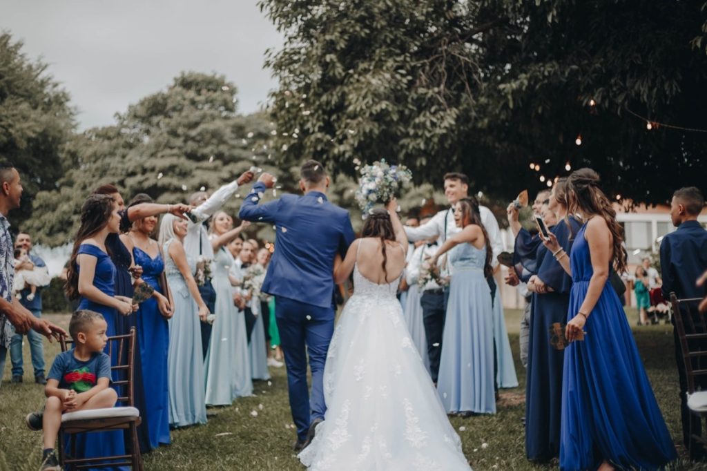 guests throwing confetti at newlyweds