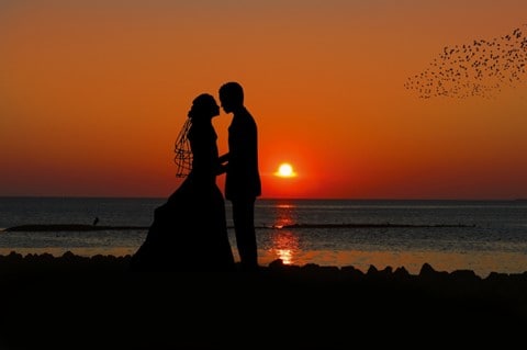 silhoutte of bride and groom