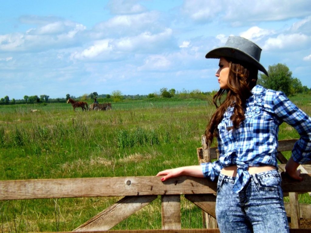 woman wearing cowboy hat