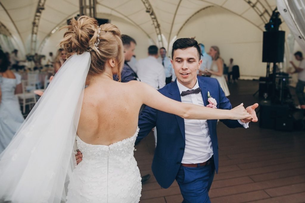 newlyweds dancing