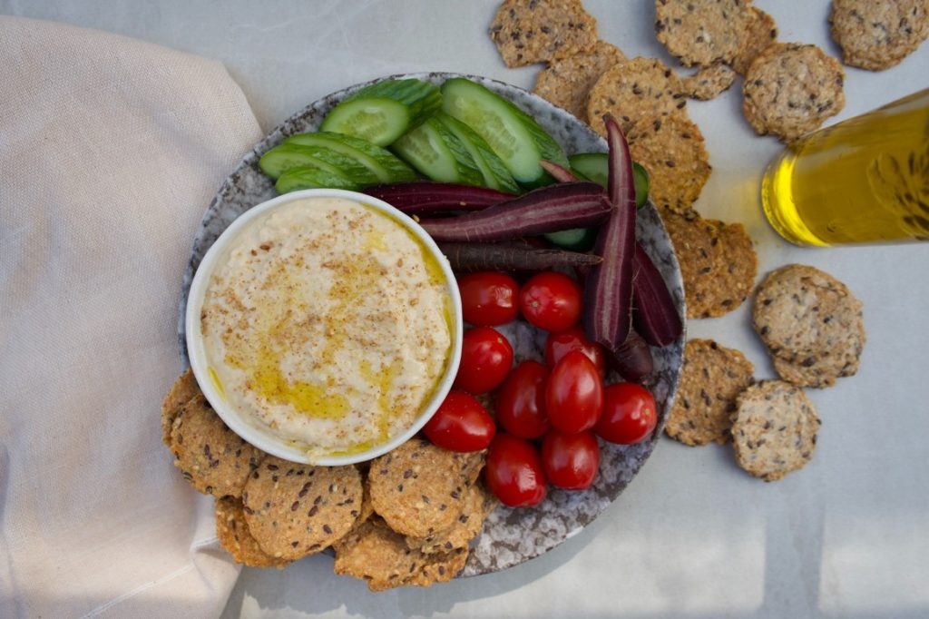 hummus and veggie platter