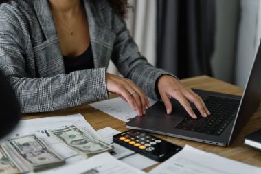 woman budgeting