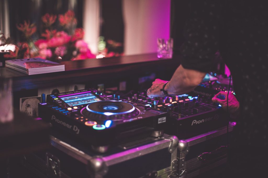 wedding dj using a turntable